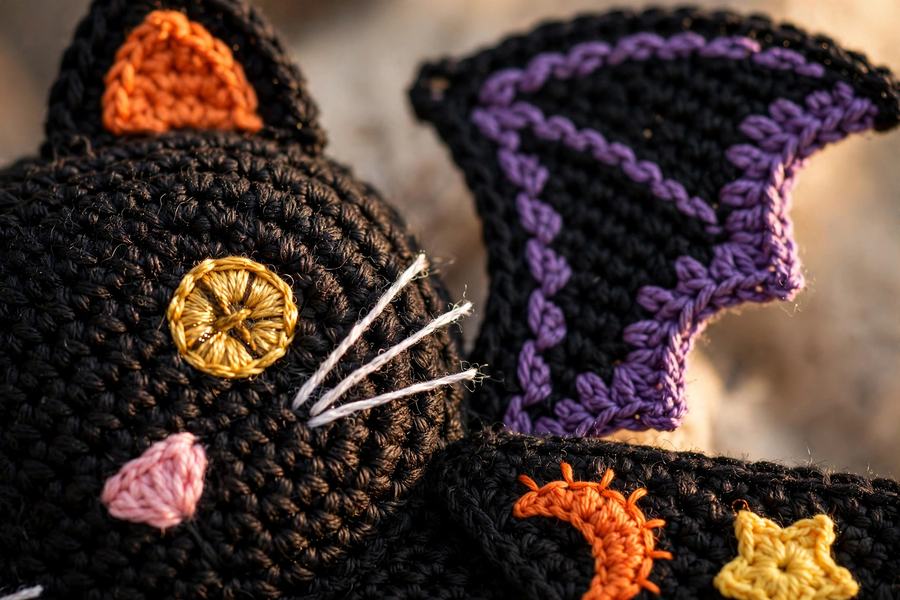 Black Cat Halloween Crochet Wall Hanging Pattern — view 3